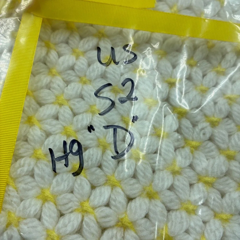 Vtg Handmade Floral Loom Knit Set of 4 Placemats White Yellow Daisy Fringe Retro